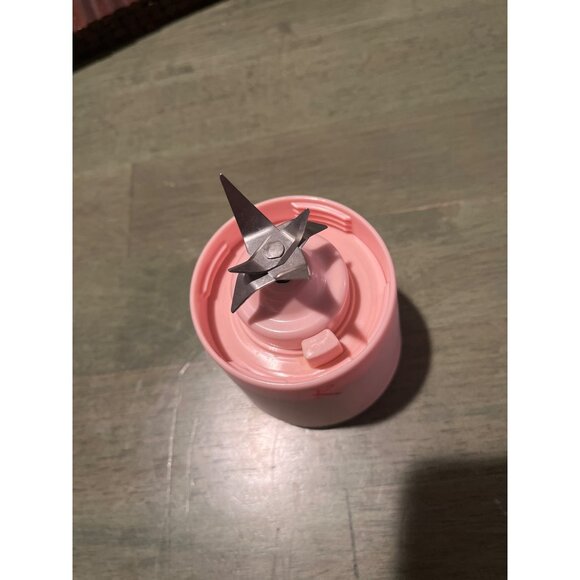 Hamilton Beach Portable Blender With Blade Guard & Measuring Cup 3 Oz Pink USB R - Picture 5 of 6